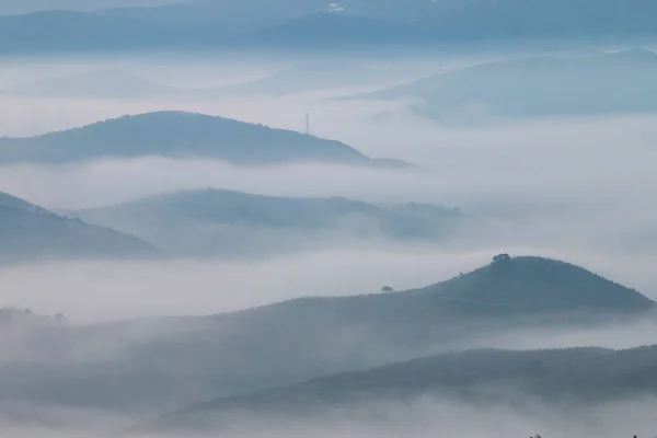 Las colinas nubladas por la mañana —  Fotos de Stock