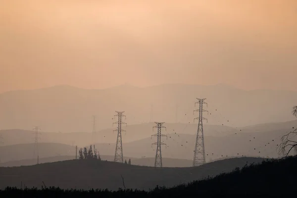 Elektromos tornyok a ködben — Stock Fotó