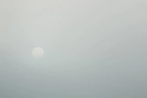Soleil montre à travers le brouillard — Photo