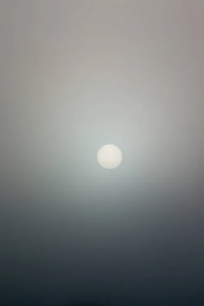 El sol se muestra a través de la niebla — Foto de Stock