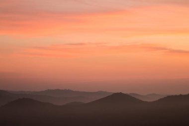 Sabahları sisli hills