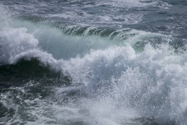 Dalgalar kaba deniz