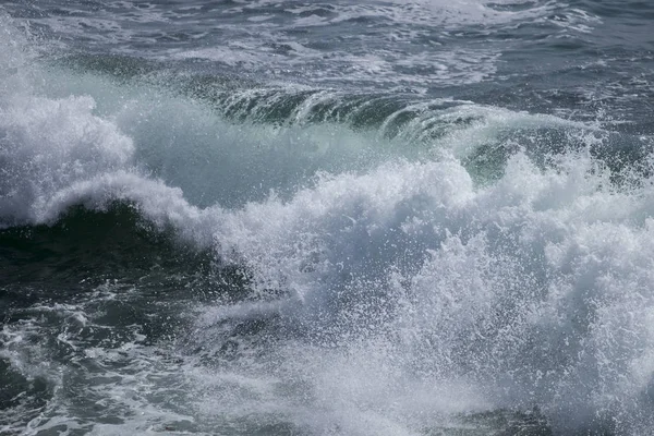 Dalgalar kaba deniz — Stok fotoğraf