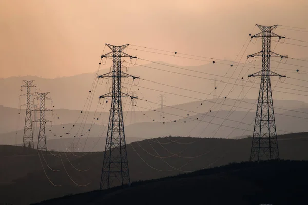 Torres eléctricas en la niebla —  Fotos de Stock