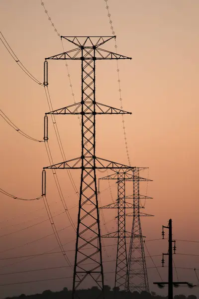 Torres eléctricas en la niebla —  Fotos de Stock