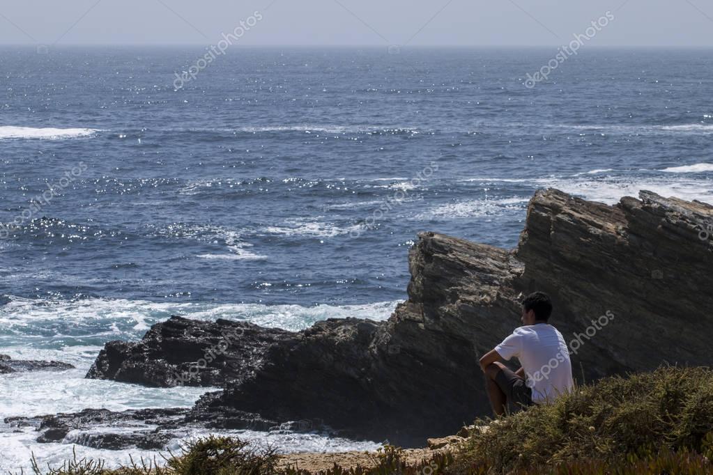 hombre solo mirando el mar