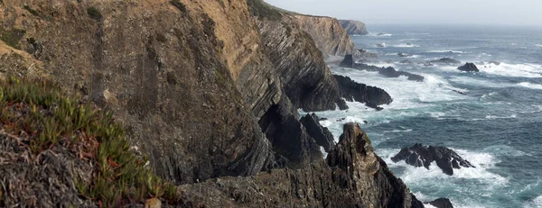 アレンテージョ地方の海岸線の岩石層 — ストック写真