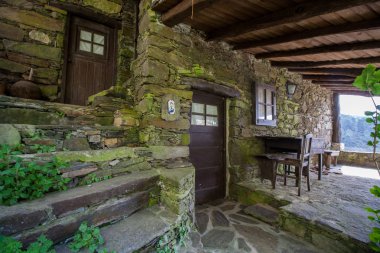 Tipik şist Portekiz ev