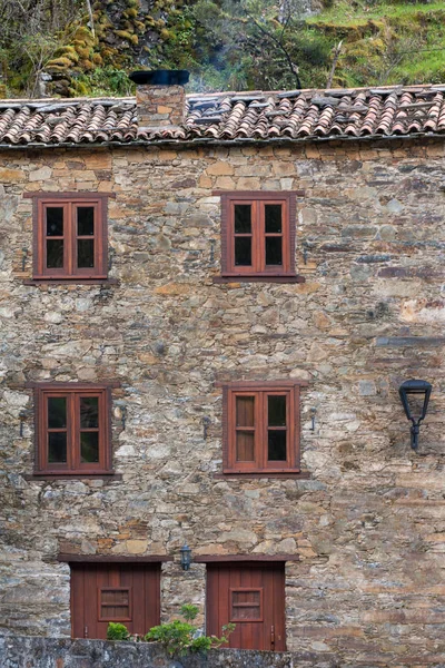 Tipica casa scisto in Portogallo — Foto Stock