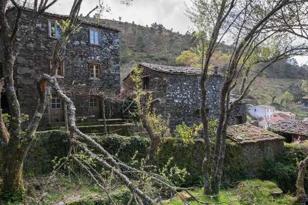 Typical schist homes in Portugal — Stock Photo, Image