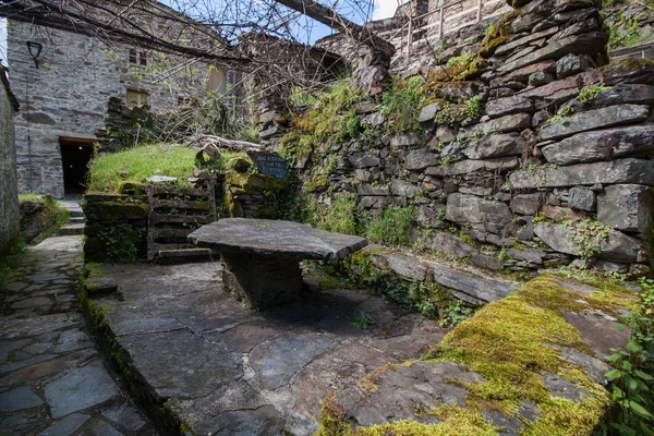 Casa típica de xisto em Portugal — Fotografia de Stock