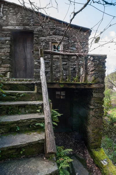 Casa típica de xisto em Portugal — Fotografia de Stock