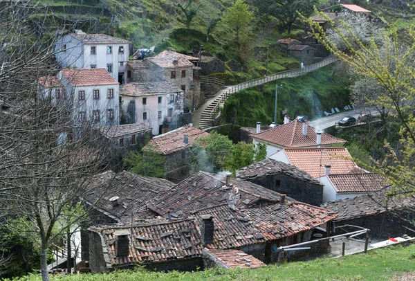 Typiska glimmerskiffer bostäder i Portugal — Stockfoto