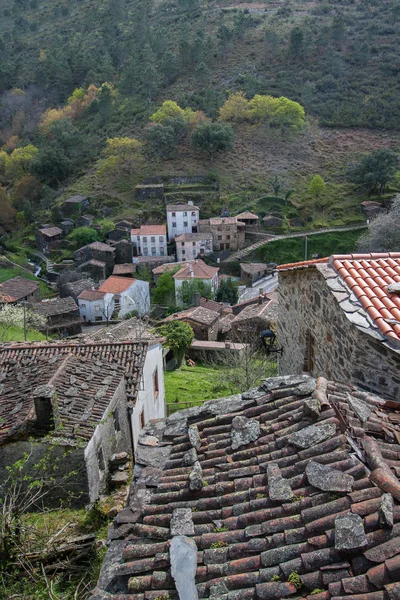 Typiska glimmerskiffer bostäder i Portugal — Stockfoto