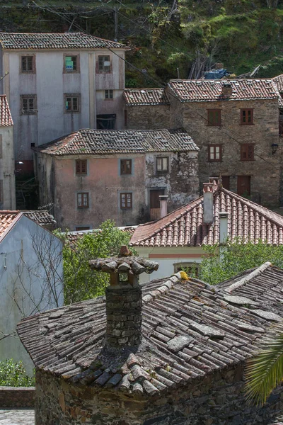 Typiska glimmerskiffer bostäder i Portugal — Stockfoto