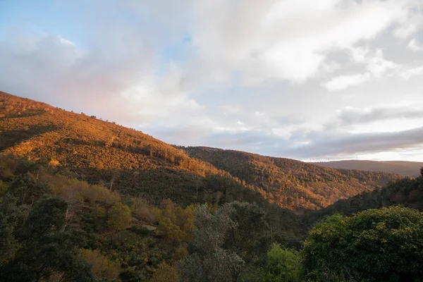 Schönheit mit Bergblick — Stockfoto