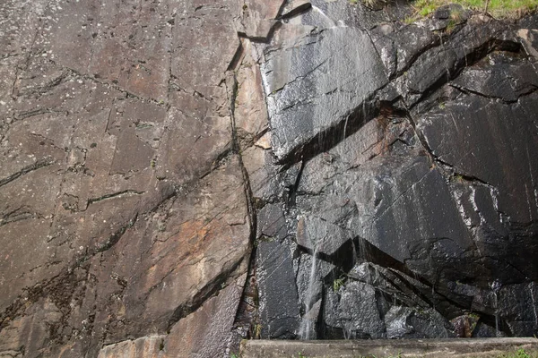 Naturliga vattenfall i bergen — Stockfoto