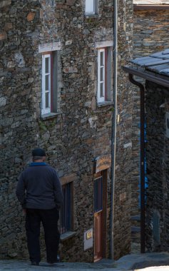 Yaşlı adam sokakta yürürken