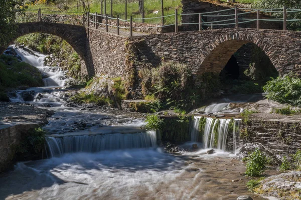 Ruisseau naturel dans les montagnes — Photo