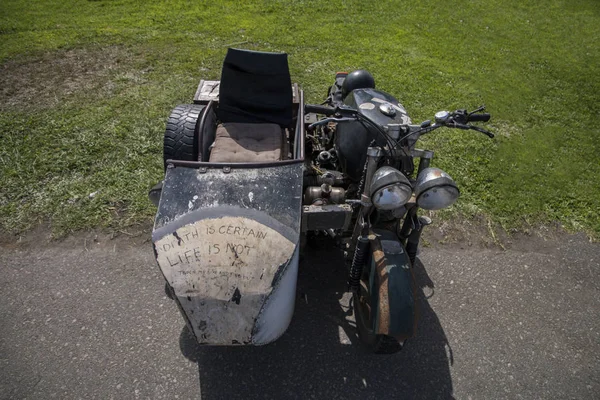 Motocykl s postranním vozíkem v zahradě — Stock fotografie