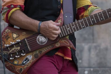 müzisyen garip gitar çalıyor