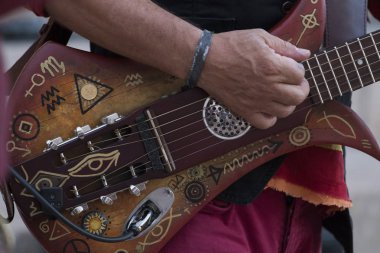 müzisyen garip gitar çalıyor