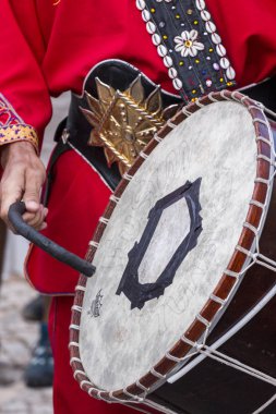 Ortaçağ müzisyen percussio çalış