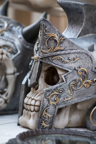 Cráneo con casco medieval — Foto de Stock