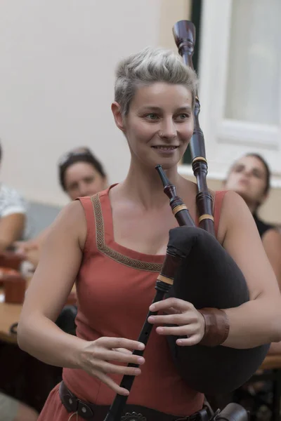 People at popular medieval fair — Stock Photo, Image