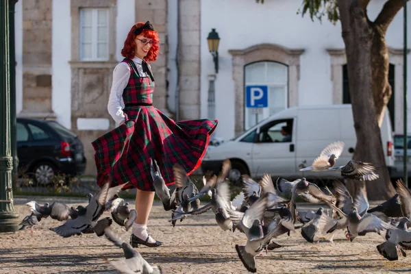 Szczęśliwa kobieta w parku — Zdjęcie stockowe