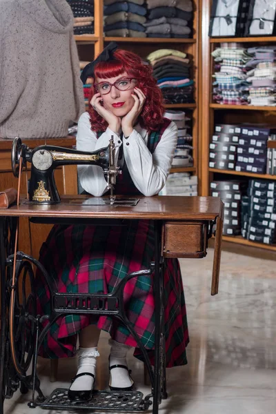 Mulher de moda na loja — Fotografia de Stock