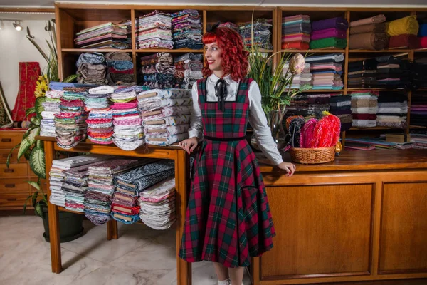 Pinup woman in clothing store — Stock Photo, Image