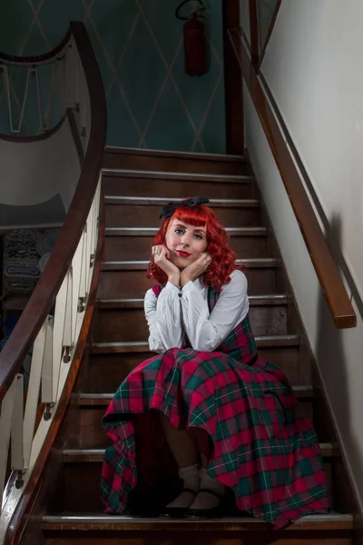 Femme vintage sur les escaliers — Photo