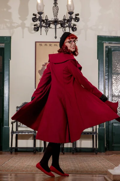 Жінка з червоним пальто — стокове фото