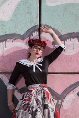 kadının yanına grafiti duvar