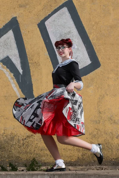 Mujer cerca de pared de graffiti —  Fotos de Stock