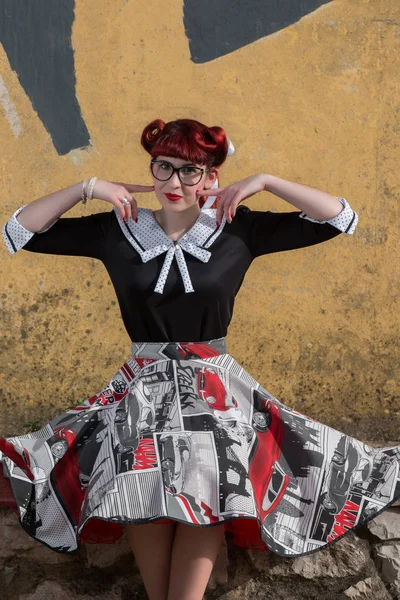 Fille avec coiffure rétro — Photo