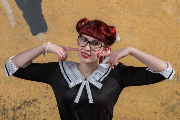 Pinup ragazza vicino al muro — Foto Stock