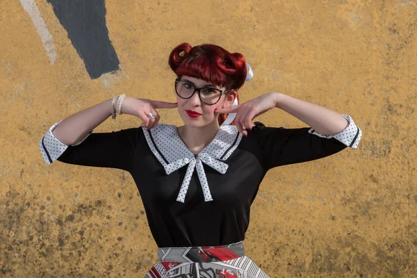 Pinup menina perto de parede de grafite — Fotografia de Stock