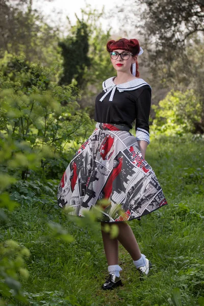 Menina da moda com penteado retro — Fotografia de Stock