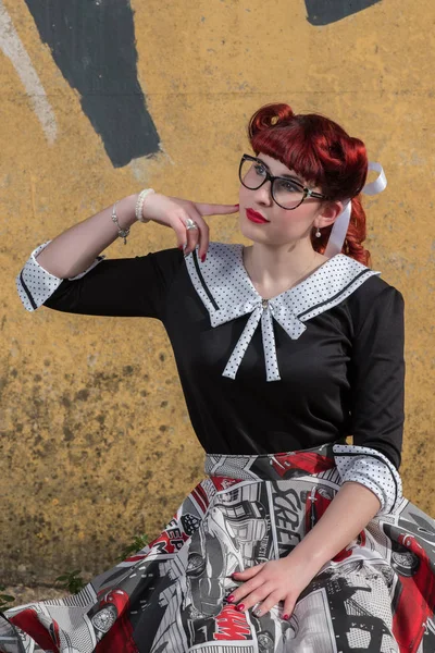 Pinup ragazza vicino muro graffiti — Foto Stock