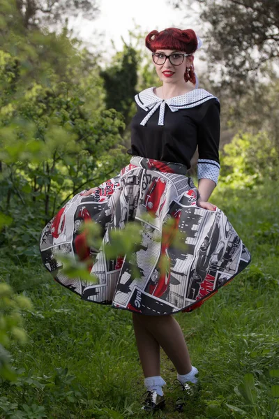 Menina com penteado retro — Fotografia de Stock