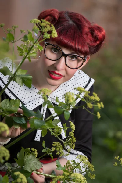 Pinup menina em vestido bonito — Fotografia de Stock