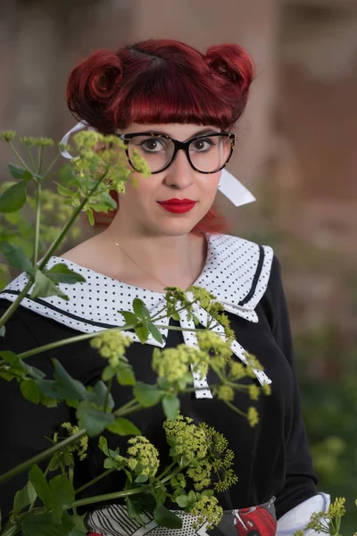 Menina com penteado retro — Fotografia de Stock