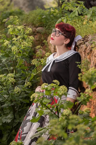 Pinup Frau in schönem Kleid — Stockfoto