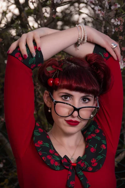 Femme avec coiffure rétro — Photo