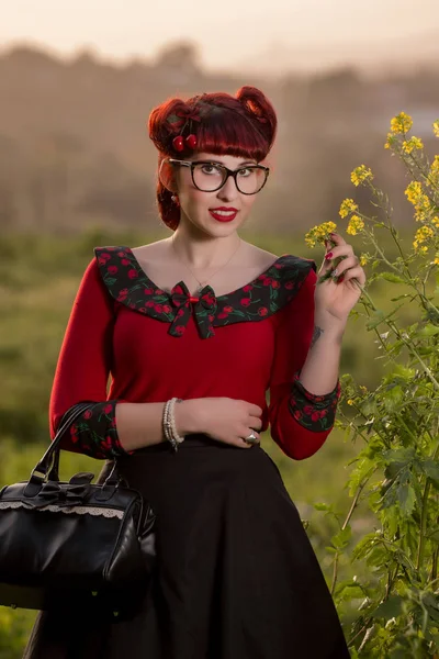 Pinup femme avec coiffure rétro — Photo