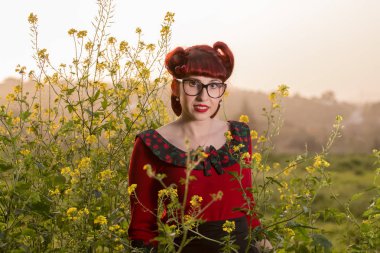 Kız güzel bir elbise poz içinde