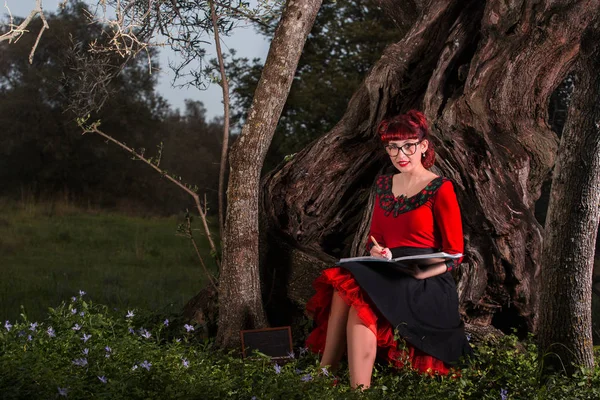 Chica con peinado retro al aire libre — Foto de Stock