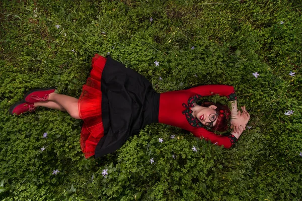 Chica con peinado retro al aire libre — Foto de Stock